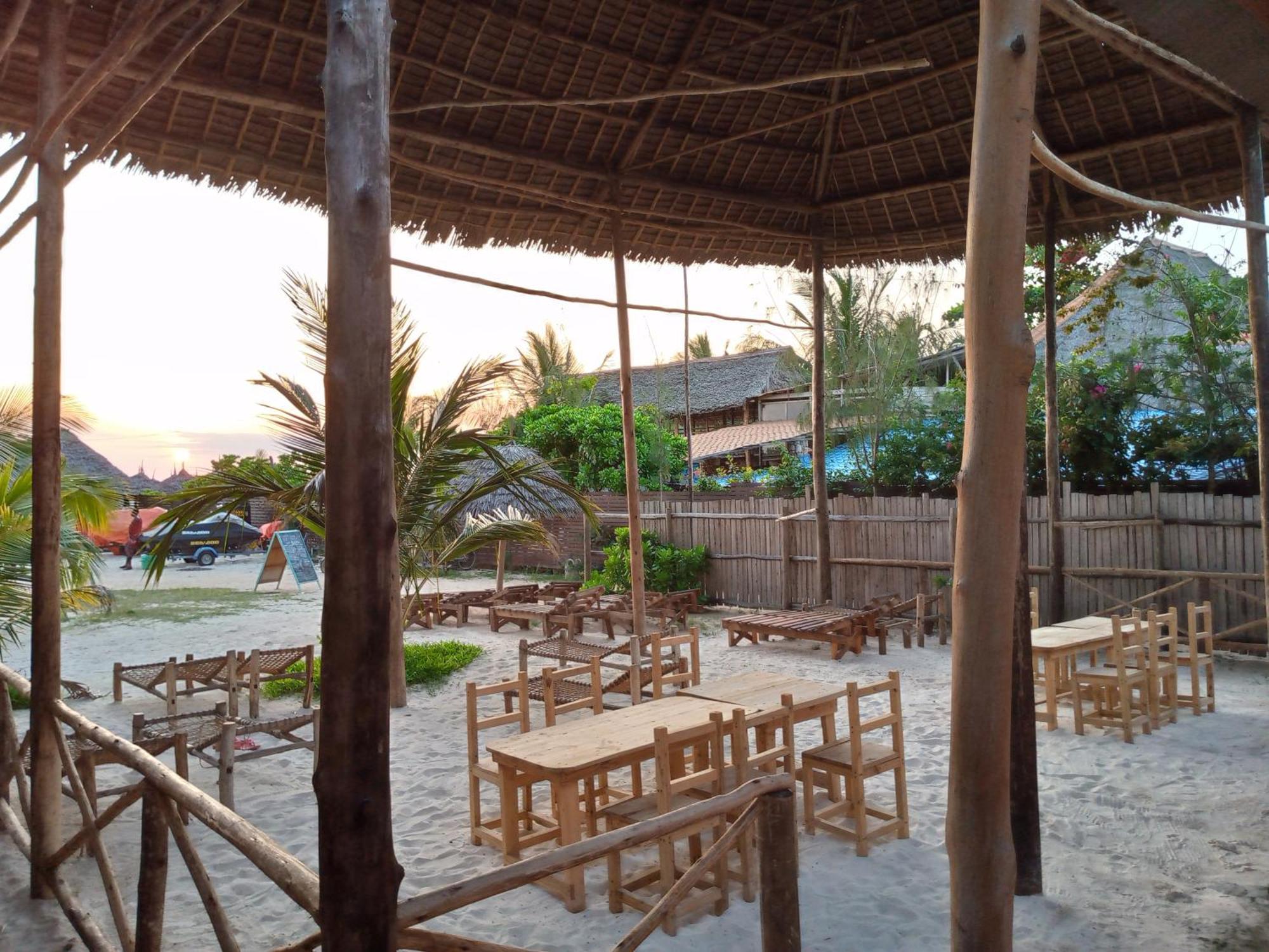 Ndiro Beach House Kendwa Bed & Breakfast エクステリア 写真